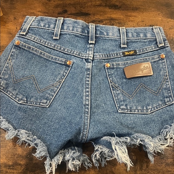 Wrangler Frayed Hem Women Mid Rise Shorts - Picture 2 of 4